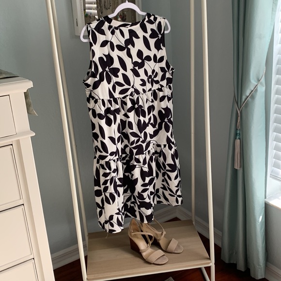 White and black floral sleeveless V-neck dress Size XL - Picture 3 of 6